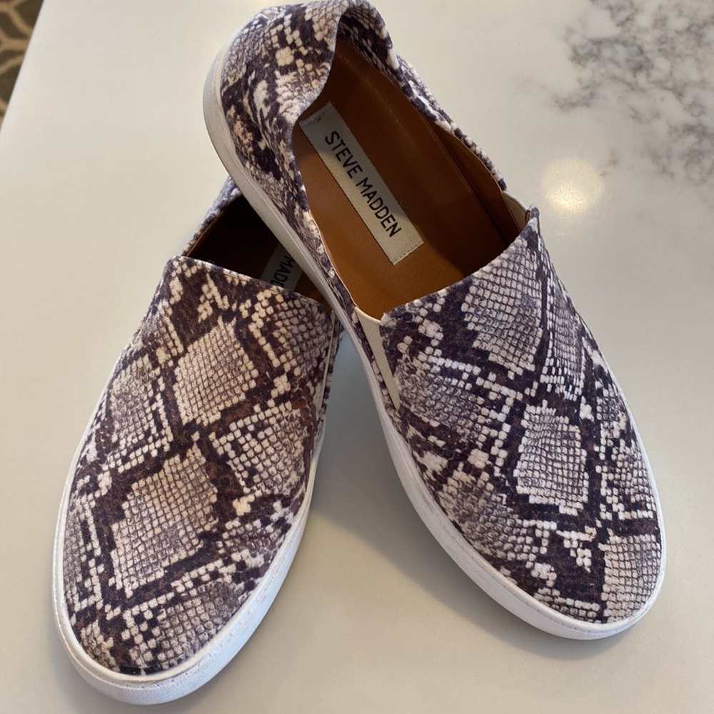 Steve Madden Fayna snakeskin slip on shoes size 9